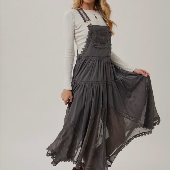 Lace embroidererd  bib dress - Picture 3 of 4